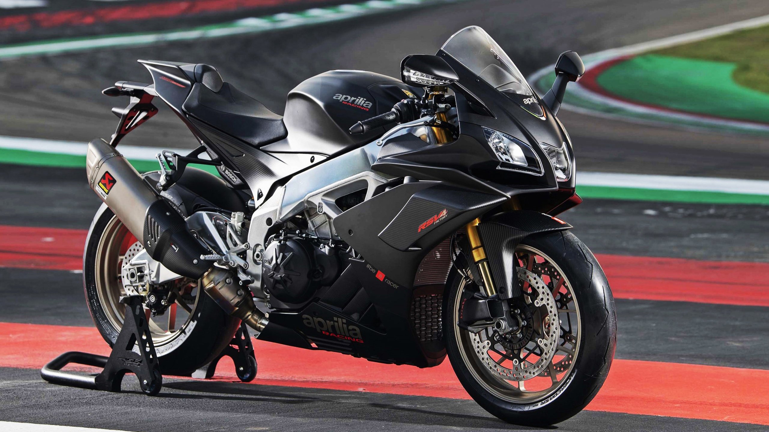 当沙漠之狐遇上红黑军团，本泽马一锤定音改写慈善赛传奇