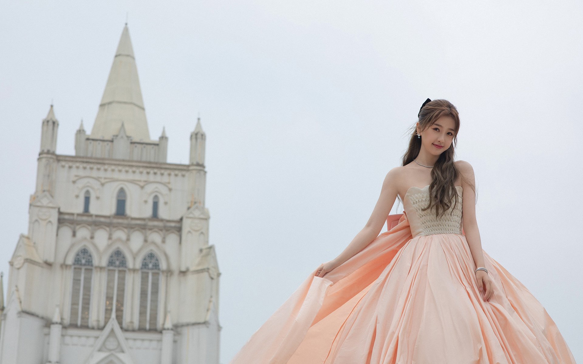 绿茵双面镜，巴雷拉的枢纽艺术与威尔士的塞维利亚征服记